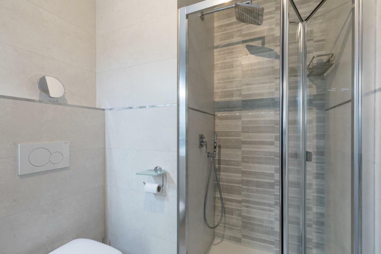 Luxury Beach Front Apartment With Pool Valencia Eksteriør bilde