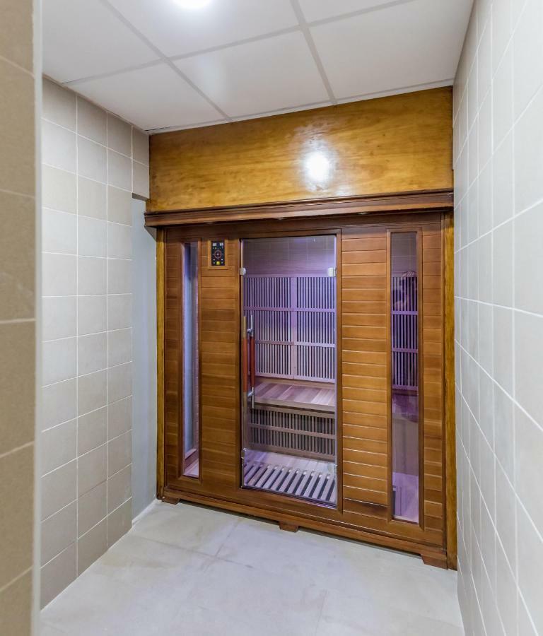 Luxury Beach Front Apartment With Pool Valencia Eksteriør bilde